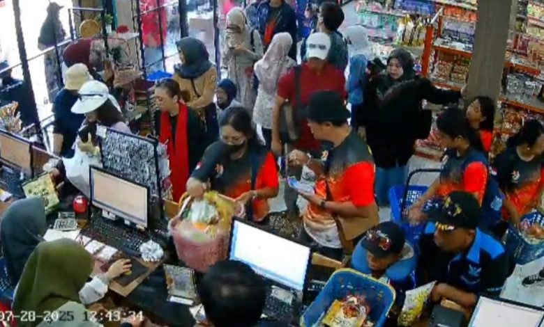 Rombongan peserta FORNAS VIII NTB, menyerbu tokoh oleh-oleh dimataram. (Fen/Ist)