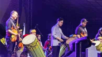 Gubernur NTB Lalu Muhamad Iqbal bersama wapres Gibran Rakabuming Raka, saat mencoba memainkan alat musik Sasak di penutupan FORNAS VIII NTB 2025. (Fen/Ist)