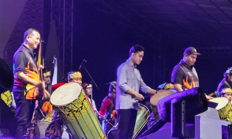Gubernur NTB Lalu Muhamad Iqbal bersama wapres Gibran Rakabuming Raka, saat mencoba memainkan alat musik Sasak di penutupan FORNAS VIII NTB 2025. (Fen/Ist)
