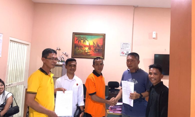 Ketua Umum HMI Cabang Mataram Sudirman, Dan Pihak Anggota Polisi Polresta Mataram, Usai mencapai kesepakatan damai. (Fen/Ist)