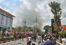 Ratusan masa aksi saat dipukul mundur oleh aparat kepolisian, usai berhasil membakar kantor DPRD NTB. (Fen/Rinjanipost)