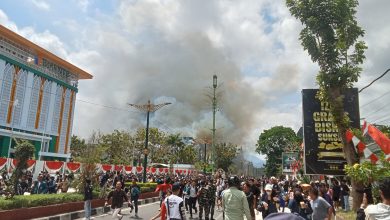 Ratusan masa aksi saat dipukul mundur oleh aparat kepolisian, usai berhasil membakar kantor DPRD NTB. (Fen/Rinjanipost)