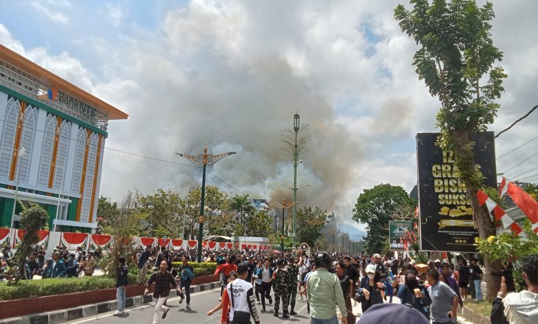 Ratusan masa aksi saat dipukul mundur oleh aparat kepolisian, usai berhasil membakar kantor DPRD NTB. (Fen/Rinjanipost)
