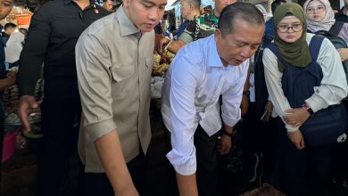 Wapres Gibran Rakabuming Raka bersama Gubernur NTB Lalu Muhamad Iqbal, saat berbelanja di pasar kebon roek kota Mataram. (Fen/Ist)