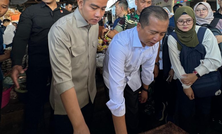 Wapres Gibran Rakabuming Raka bersama Gubernur NTB Lalu Muhamad Iqbal, saat berbelanja di pasar kebon roek kota Mataram. (Fen/Ist)