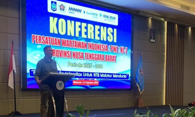 Kepala Diskominfotik NTB Yusron Hadi, saat memberikan sambutan dalam Konferensi Persatuan Wartawan Indonesia (PWI) NTB ke-7. (Fen/Ist)