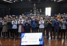 Kepala Diskominfotik NTB, Yusron Hadi bersama dengan peserta BIMTEK. (Fen/Ist)