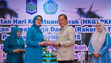 Gubernur NTB Lalu Muhamad Iqbal, bersama Ketua TP PKK NTB Sinta M. Iqbal, tengah menyerahkan tumpeng sebagai simbolis memperingati Hari Kesatuan Gerak (HKG) TP PKK Ke-53. (Fen/Ist)