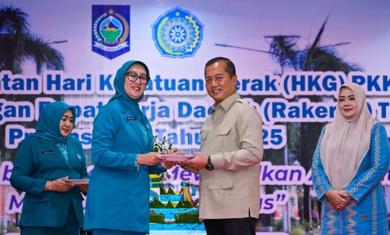 Gubernur NTB Lalu Muhamad Iqbal, bersama Ketua TP PKK NTB Sinta M. Iqbal, tengah menyerahkan tumpeng sebagai simbolis memperingati Hari Kesatuan Gerak (HKG) TP PKK Ke-53. (Fen/Ist)