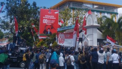 Sejumlah Mahasiswa NTB, saat melakukan aksi demonstrasi di depan gedung DPRD Prov. NTB. (Fen/Rinjanipost)