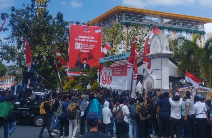 Sejumlah Mahasiswa NTB, saat melakukan aksi demonstrasi di depan gedung DPRD Prov. NTB. (Fen/Rinjanipost)