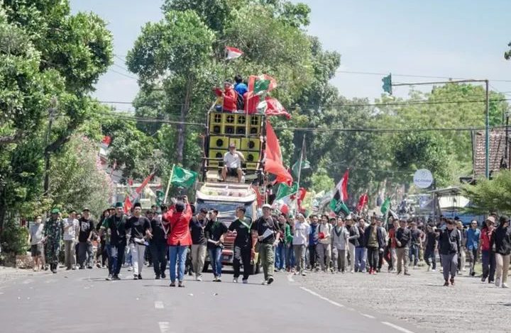 Ratusan masa aksi gabungan Cipayung plus dan masyarakat, saat menuju titik aksi. (Fen/Ist)