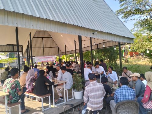 Foto: Puluhan Audiens Dialog Publik Menghitung Untung- Buntung Izin Pertambangan Rakyat Di NTB. (Fen)