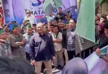Gubernur NTB Lalu Muhamad Iqbal, saat turun menemui masa aksi demonstrasi di depan kantor gubernur NTB. (Fen/Ist)