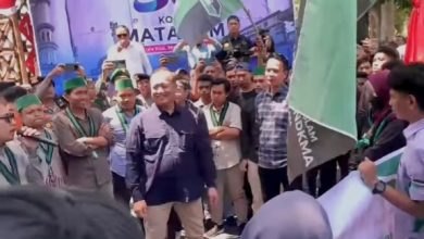 Gubernur NTB Lalu Muhamad Iqbal, saat turun menemui masa aksi demonstrasi di depan kantor gubernur NTB. (Fen/Ist)