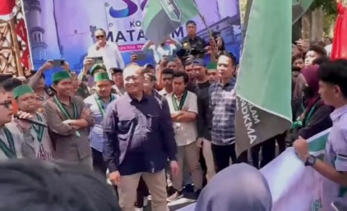 Gubernur NTB Lalu Muhamad Iqbal, saat turun menemui masa aksi demonstrasi di depan kantor gubernur NTB. (Fen/Ist)