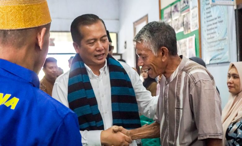 Gubernur Nusa Tenggara Barat (NTB), Lalu Muhamad Iqbal memberikan arahan kepada para pengurus Koperasi Kelurahan Merah Putih Melayu Asakota, Kota Bima, Senin (2/3).