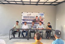 Direktur NTB Institute Gunawan Albima (tengah) saat menggelar konferensi pers mendukung MBG dan Kopdes Merah Putih. (Fend)