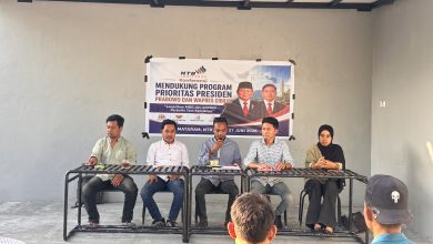 Direktur NTB Institute Gunawan Albima (tengah) saat menggelar konferensi pers mendukung MBG dan Kopdes Merah Putih. (Fend)