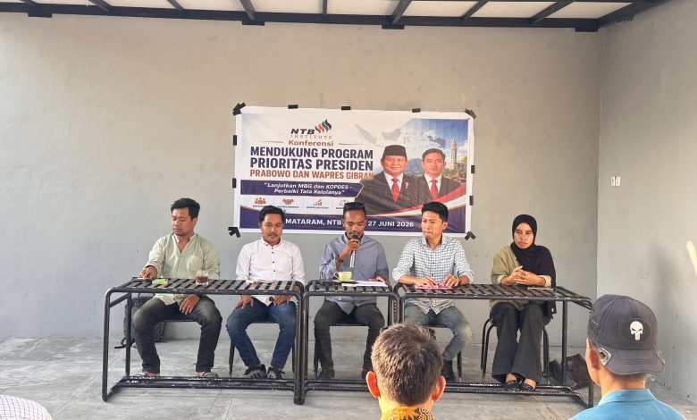 Direktur NTB Institute Gunawan Albima (tengah) saat menggelar konferensi pers mendukung MBG dan Kopdes Merah Putih. (Fend)