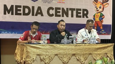 Ketua Umum KONI NTB Mori Hanafi didampingi Sekretaris Nurhaidin dan perwakilan Dinas Pemuda dan Olahraga Agus Sumayadi saat konferensi pers, Kamis 16 Juli 2026 di Mataram. (Fend)