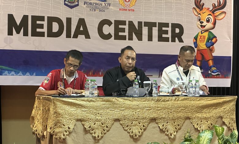Ketua Umum KONI NTB Mori Hanafi didampingi Sekretaris Nurhaidin dan perwakilan Dinas Pemuda dan Olahraga Agus Sumayadi saat konferensi pers, Kamis 16 Juli 2026 di Mataram. (Fend)