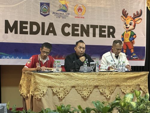 Ketua Umum KONI NTB Mori Hanafi didampingi Sekretaris Nurhaidin dan perwakilan Dinas Pemuda dan Olahraga Agus Sumayadi saat konferensi pers, Kamis 16 Juli 2026 di Mataram. (Fend)