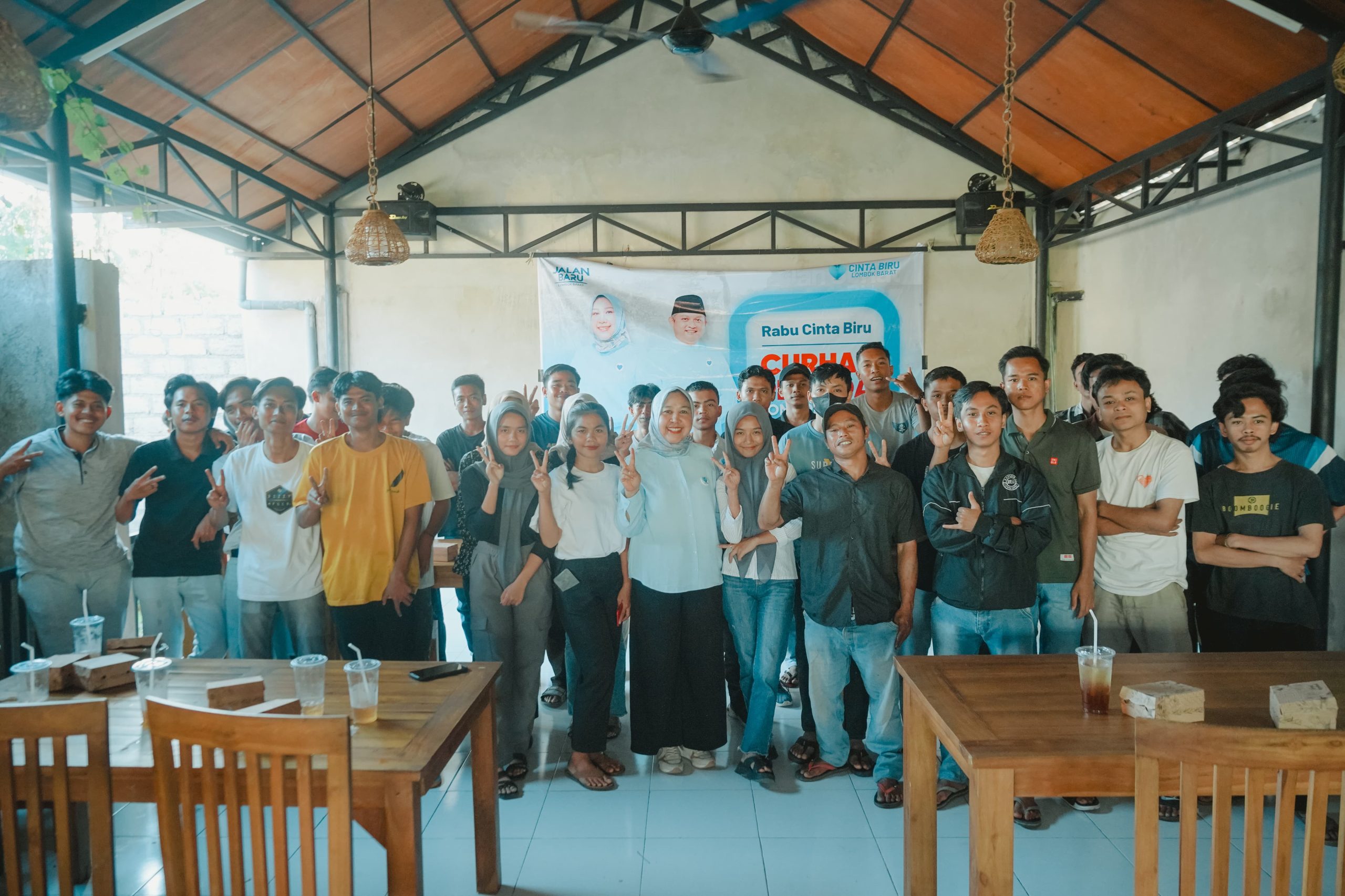 Cabub Nurhidayah bersama puluhan anak muda Kabupaten Lombok Barat. (Iba)