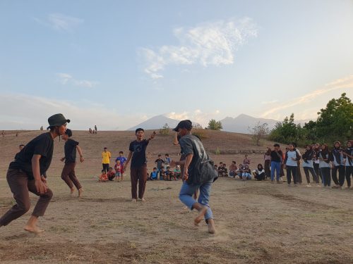 Sejumlah pemuda melakukan kegiatan olahraga rangkaian Festival Rinjani 2024. (Iba)