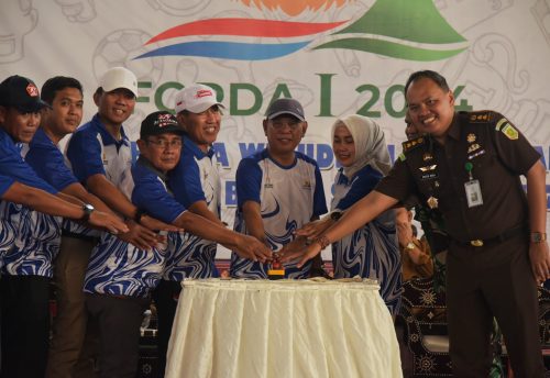 Asisten 1 Fathurrahman membuka resmi Festival Olahraga Daerah (Forda) diampingi sejumlah pihak terkait, Senin 21 Oktober 2024. (Iba/Ist)