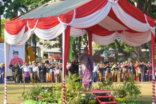 Sekretaris Daerah NTB Lalu Gita Ariadi saat memimpin upacara memperingati hari sumpah pemuda di halam kantor Dinas PUPR, Senin 28 Oktober 2024. (Iba/Ist)