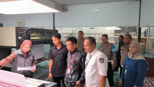 Ketua Bawaslu Kota Bima memantau dan mengawasi langsung pencetakan kertas suara untuk Pilkada Kota Bima di Jawa Timur, Kamis 10 Oktober 2024. (Iba)