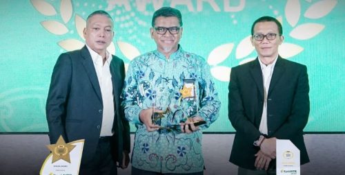 Bank NTB Syariah diwakili Direktur Kukuh Rahardjo menerima penghargaan dalam kategori The Best Asset Quality Sharia Bank 2024 dan Excellent Financial Performance Bank in 5 Consecutive Years 2019-2023. (Iba)