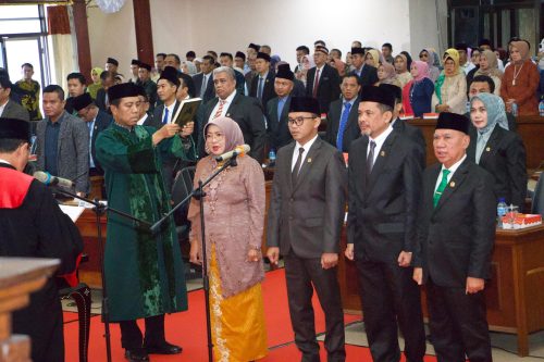 Empat pimpinan DPRD NTB diambil sumpah/janjinya oleh Ketua Pengadilan Tinggi. Dari kiri Ketua DPRD NTB Baiq Isvie Rupaeda, Wakil Ketua 1 Lalu Wirajaya, Wakil Ketua 2 Yek Agil dan Wakil Ketua 3 Muzihir. (Iba)