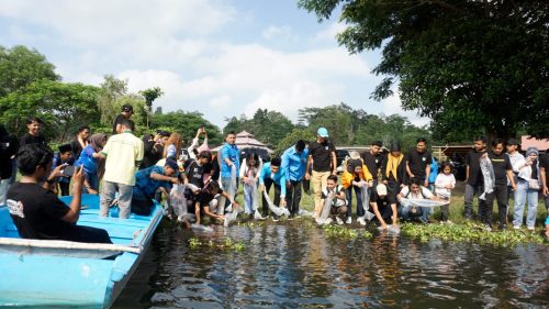 KNPI NTB menggelar pelepasan bibit ikan sebanyak 20 ribu ekor dalam rangkaian Jambore Pemuda NTB memperingati Hari Sumpah Pemuda, Senin 28 Oktober 2028. (Iba)