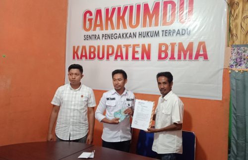 Tim Hukum Ady-Irfan secera resmi melaporkan Kades Roi kepada Gakkumdu Bawaslu Kabupaten Bima, Rabu 30 Oktober 2204. (Iba)