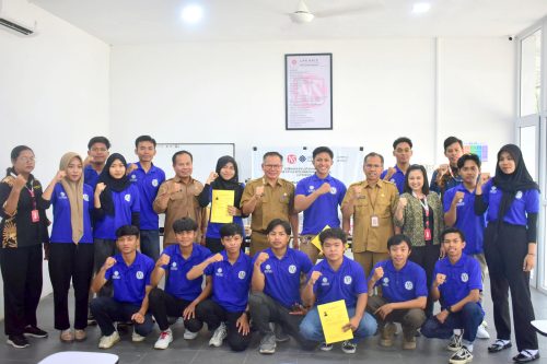 Kepala Dinas Tenaga Kerja dan Transmigrasi Provinsi Nusa Tenggara Barat I Putu Gde Aryadi bersama peserta pelatihan calon PMI di Jepang, (Iba)