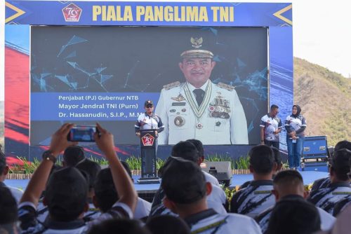 Pj Gubernur NTB Hassanudin membuka secara resmi Open Turnamen Paralayang Piala Panglima TNI Tahun 2024, di Sky Lancing Lombok Tengah, Kamis 17 Oktober 2024. (Iba/Ist)