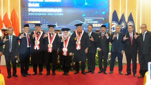 Sekretaris Daerah (Sekda) Provinsi NTB Lalu Gita Ariadi didampingi Kepala BPSDM Azhari menjadi Majelis Orasi dalam kegiatan orasi ilmiah dan pengukuhan widyaiswara utama yang diselenggarakan oleh Pusat Pembinaan Jabatan Fungsional Bidang Pengembangan Kompetensi Pegawai Aparatur Sipil Negara (Pusbin JF Bangkom ASN), bertempat di Lembaga Administrasi Negara (LAN) Jakarta, 22 September 2024. (Iba/Ist)