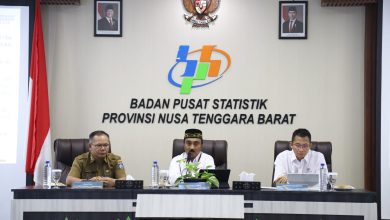 Kepala BPS NT Wahyuddin disampingi Kepala Dinas Tenaga Kerja dan Transmigrasi I Gede Putu Aryadi saat rilis refsmi BPS NTB, Selasa 5 November 2024. (Iam)