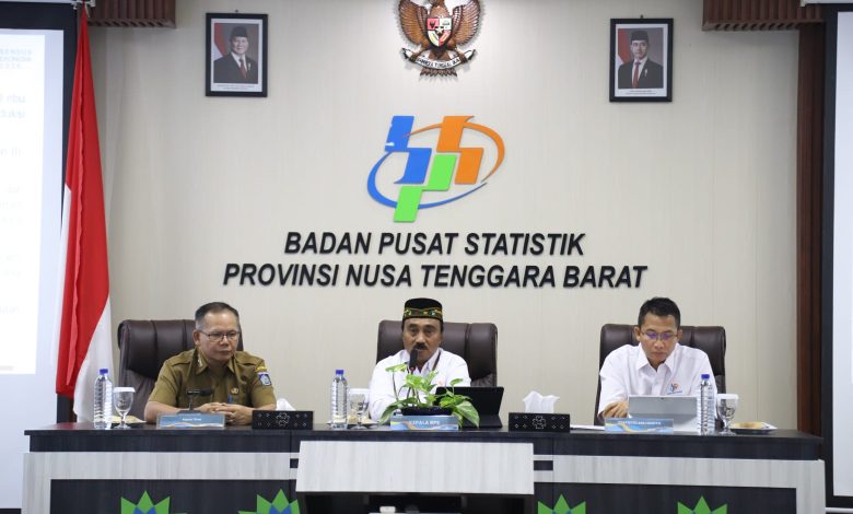 Kepala BPS NT Wahyuddin disampingi Kepala Dinas Tenaga Kerja dan Transmigrasi I Gede Putu Aryadi saat rilis refsmi BPS NTB, Selasa 5 November 2024. (Iam)