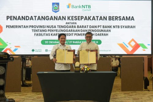 Penjabat (Pj) GUbernur NTB Hassanudin bersama Direktur Bank NTB Syariah melakukan MoU tentang kesepakatan penggunaan kartu kredit bagi pemerintah daerah. (Iba/Ist)