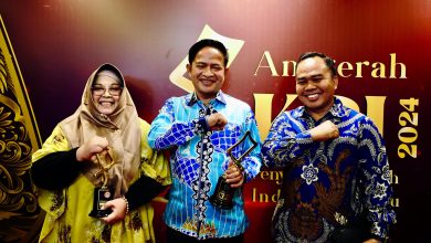 PJ Gubernur NTB Hassanudin didampingi Ketua KPID NTB Ajeng Roslinda Motimori (kiri) usai menerima penghargaan dari Kemekomdigi, Jumat 8 November 2024. (Iam)