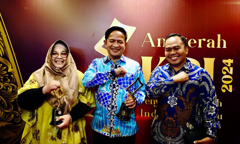 PJ Gubernur NTB Hassanudin didampingi Ketua KPID NTB Ajeng Roslinda Motimori (kiri) usai menerima penghargaan dari Kemekomdigi, Jumat 8 November 2024. (Iam)