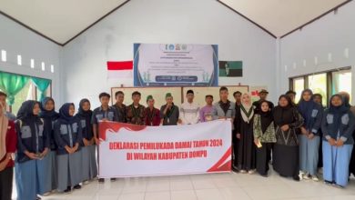 Ketua HMI Badko Bali Nusra bersama peserta latihan dasar kepemimpinan (LDK) menggelar deklarasi Pilkada Damai di SMA Negeri 1 Dompu. (Iam/Ist)
