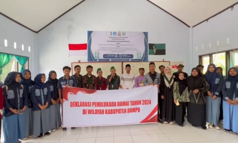 Ketua HMI Badko Bali Nusra bersama peserta latihan dasar kepemimpinan (LDK) menggelar deklarasi Pilkada Damai di SMA Negeri 1 Dompu. (Iam/Ist)