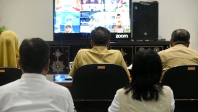 Sekda NTB Lalu Gita Ariadi saat menghadiri Rakor Inflasi Bersama Mendagri secara daring, bertempat di Pendopo Timur Kantor Gubernur, Mataram (25/11/2024). (Eks)