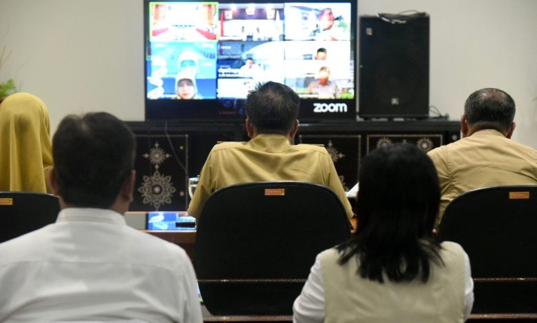 Sekda NTB Lalu Gita Ariadi saat menghadiri Rakor Inflasi Bersama Mendagri secara daring, bertempat di Pendopo Timur Kantor Gubernur, Mataram (25/11/2024). (Eks)