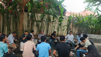 Juru Bicara Tim Iqbal-Dinda Adhar Hakim saat berdiskusi dengan para jurnalis, Senin (25/11/2024). (Eks)