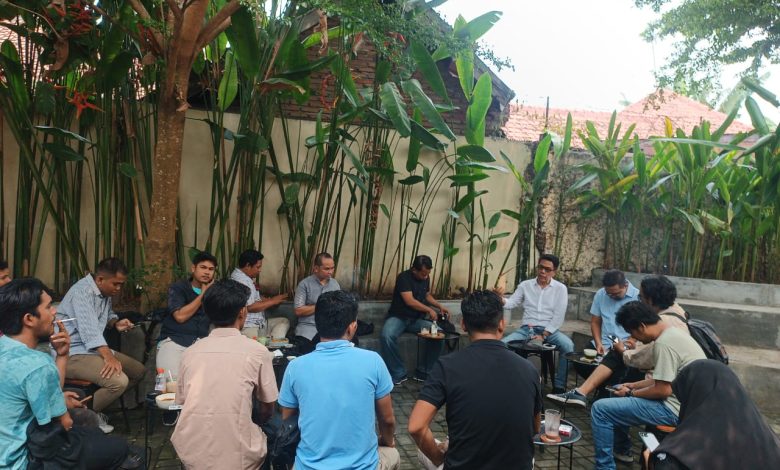 Juru Bicara Tim Iqbal-Dinda Adhar Hakim saat berdiskusi dengan para jurnalis, Senin (25/11/2024). (Eks)